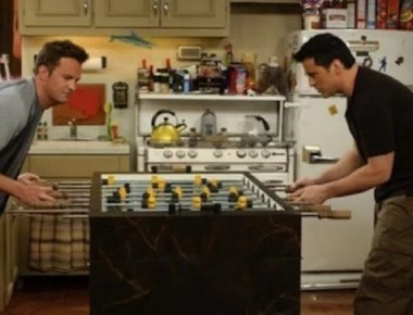 «Φιλαράκια»: Ποιος και γιατί έκλεψε το ποδοσφαιράκι του Τζόι και του Τσάντλερ (βίντεο)